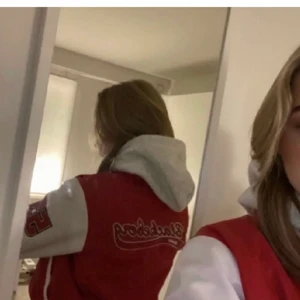 College jacka  - Nu ska jag sälja min fina sjukt snygga college jacka!! då den inte kommit så mycket till användning. Jag köpte den av en tjej här på PLICK för 800kr tror jag men minns inte riktigt tyvärr💗 bilderna är från henne, har även några fler om ni vill se kan även ta egna om ni skulle vilja ha💗  Bud från 600💗 säljer igen pågrund av oseriösa köpare..💗 köparen väljer och står och väljer frakt💗 (den är även i nyskick!)