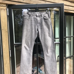HOPE RUSH DENIM - Eftertraktade hope rush jeans i väldigt fint skick. Size 30. Byxorna sitter sjukt snyggt! För fler frågor kom pm! Mvh, Max.