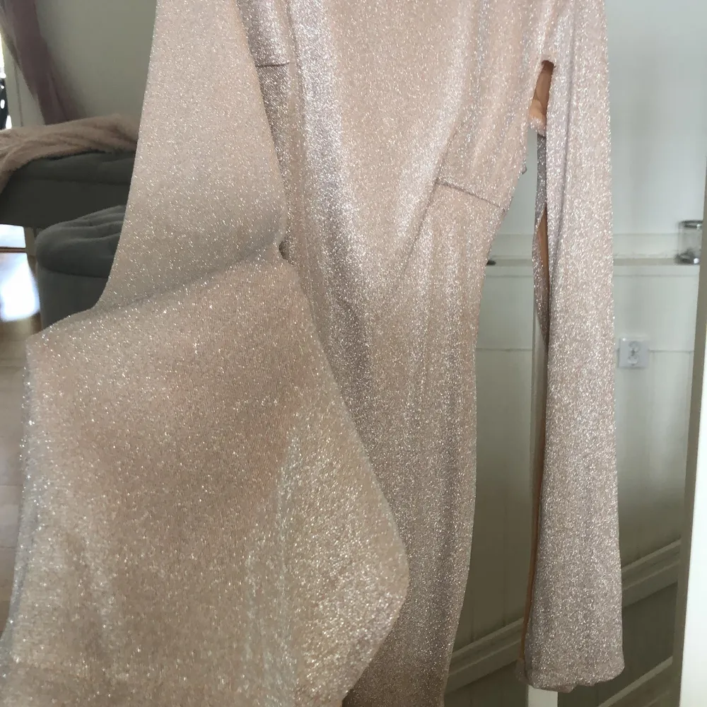 Super lyxig klänning i champanjefärg som säljs i både storlek 38 (oanvänd) och 36 (använd en gång). Klänningen är stretchig och passar XS-M. Den är inte see through😍 . Klänningar.