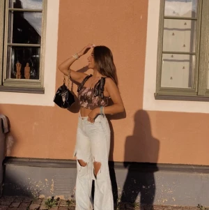 Fin topp - Säljer nu denna fina topp. Man kan ha den på många olika sätt, själv gillar jag att göra den kort ibland. Nyskick, säljer pågrund av att jag har en liknande🥰 