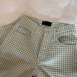 Jeans från Asos 25/32 - Grönvit rutiga jeans från Asos. Aldrig använda. 