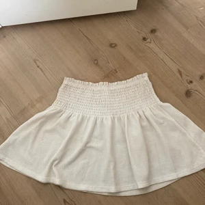 Vit minikjol från Gina tricot  - En vit kort kjol från ginatricot i relativt bra skick. Säljer då jag har flera liknande.