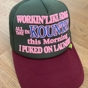 Kapital Keps (Inte äkta) - Riktigt fet, inte äkta tyvärr