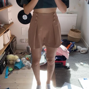Beiga shorts -  Säljer dessa super snygga shortsen då färgen inte riktigt är rätt för mig. Dessa shortsen sitter verkligen som en smäck och är i storlek 36 från 4th Reckless. 