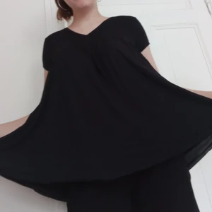 Svart luftig tröja  - Så drömmig luftig tröja i svart färg och puffig modell! Oanvänd och med lapparna kvar. Priset är inkl frakt 🥰