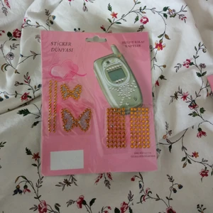 Klistermärken till mobilen  - Supersnygga accessoarer till mobilen! Man klistrar de på skalet och får en personlig liten touch. Helt oöppnade med olika design och färger :) 1 för 30kr och 2 för 55, inkl frakt! 🥰 OBS! de på bild 1 & 2 är sålda 🌷