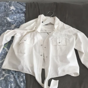 Skjorttröja - Fin skjorttröja som man kan knyta där fram. Kan använda till både fest eller bara vardag. 