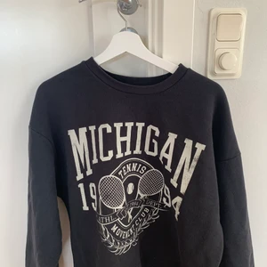 Collegetröja  - Jättefin collegetröja ifrån ginatricot använd endast en gång! Nypris : 249kr! Köpare står för frakten