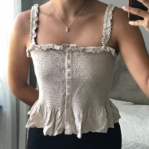 Beige topp - En beige topp från H&M. Väldigt söt och i fint skick. Är i storlek 42 men passar mig som är 36.