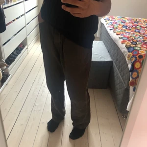 Feta bruna byxor! - Bruna byxor i väldigt baggy passform. Feta som fan! Passar mig som är 180 najs, men som sagt sitter baggy(: Finns en liten defekt som man ser på sista bilden. Tycker dock att det ser fett ut så! Möts i Malmö och tar Swish. Står ej för frakt eller postens slarv (: