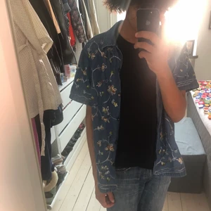 Sjukt fet skjorta! - Jeansskjorta med broderade blommor på! Jävligt fet!!! Finns inga defekter, perfekt använt skick(: Storlek M-L, passar mig som ör 180 perfekt! Möts i Malmö och tar Swish. Står ej för frakt eller postens slarv (: