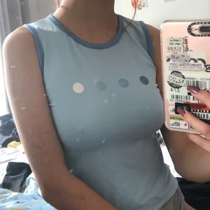 blått y2k linne - ljusblått linne i träningsmaterial, storlek 134/140 men passar xs! möts i slussen eller postar :)