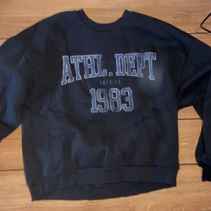 Sweatshirts  - Sweatshirt i stl M fast passar på mindre då det går att användas som oversized