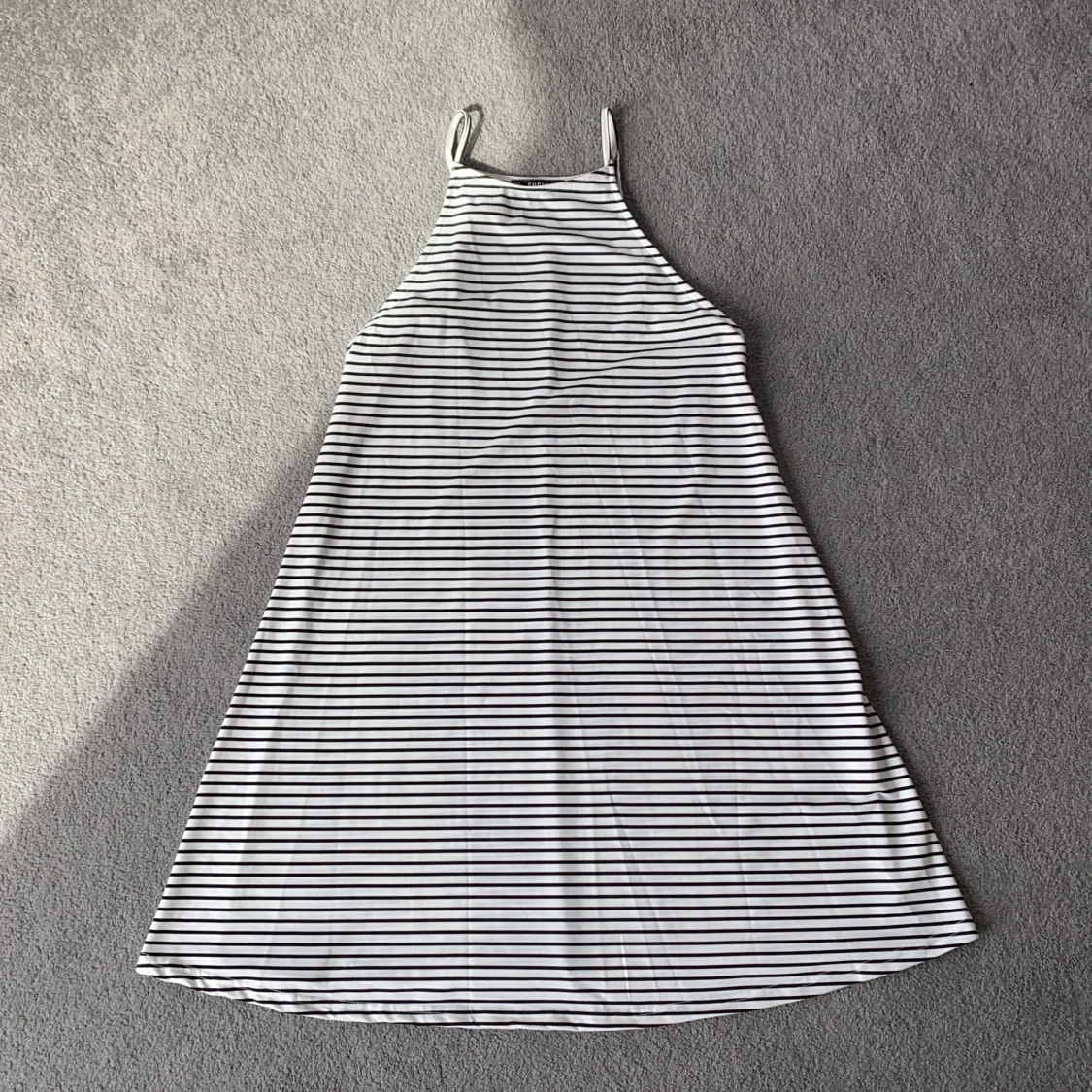 Vit klänning med svarta ränder stl S