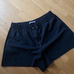 Acne Studios Shorts Stl 36 - Shorts från Acne Studios i Ullmix. Style: Eliza Bistretch. Stl 36. Jag upplever att de är stora i storleken. Nästan oanvända pga att de är för stora för mig. 
