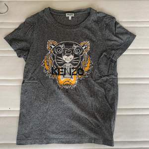 Mörkgrå T-shirt från märke Kenzo. Använd fåtal gånger, fint skick! Strl S, säljs för 150kr, frakt tillkommer!