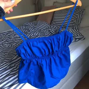 blå topp - jäte fin blå topp från shien. storlek xs. om många intresserade budgivning💙frakt ingår ej.