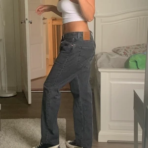 Levis baggy jeans - Älskar dessa men de har blivit för stora. W34L34. Skulle säga att de passar som en storlek 42. Är 172cm lång och har sytt in dem efter min längd. Man kan enkelt du in dem lite till om man är kortare än mig! Frakt tillkommer ❤️
