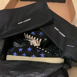 Saint Laurent sneakers - Så snygga och trendiga sneakers från saint Laurent. Alla tillbehör medföljer, så som dustbag extra skosnören och skolåda. Använda 2/3 gånger av mig! Inga tydliga defekter. Bilder skickas vid förfrågan. Storlek 39, säljer då de är stora. 1500 vid snabb affär 