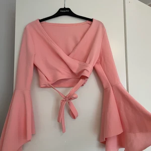 Topp från Shein strl S/M - En söt topp med Bell sleeves och ett band som knyts runt magen. Storlek S/M men är något större upptill vid bysten. Använd ett fåtal gånger.