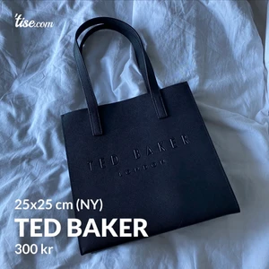 Väska från TED BAKER - läs texten i min bio innan ni skickar massa frågor! snabba, direkta och krångelfria köp prioriteras! säljer ut massa från min garderob till ett billigt pris, pruta ej! fast fraktpris! önskar du däremot köpa flera av mina kläder kan jag skicka detta i samma paket för fraktpriset av en! 