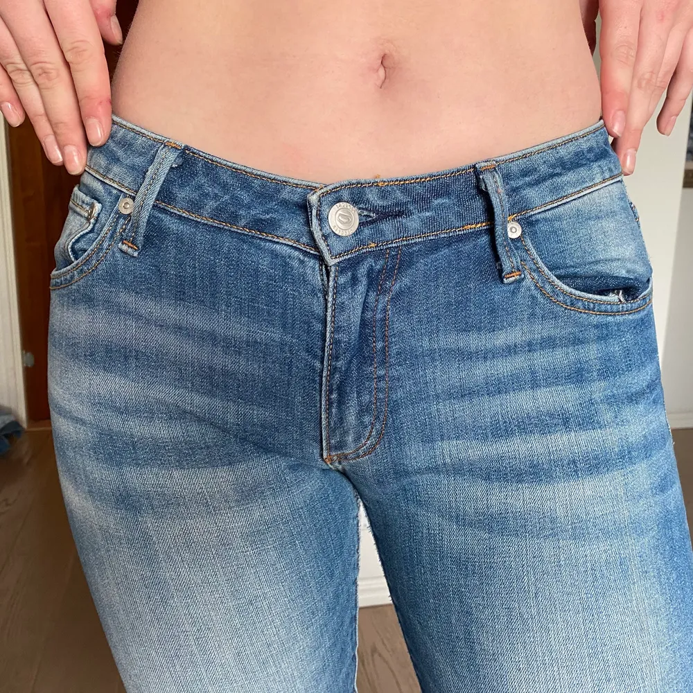 Ett par lågmidjade jeans i helt nytt skick. Säljer på grund av tajta på mig och lite långa. Storlek på jeansen är 28/33. Nypris 1200kr❤️. Jeans & Byxor.