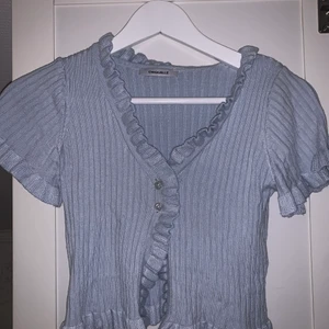 Kofta från Chiquelle - Säljer denna kofta från chiquelle då den blivit för liten för mig! Använd ett fåtal gånger