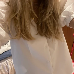 Mango skjorta/blus - Vit blus/skjorta från mango!! Jättefin till sommaren när det är lite festligare! Säljer då den aldrig kommer till användning ❤️❤️