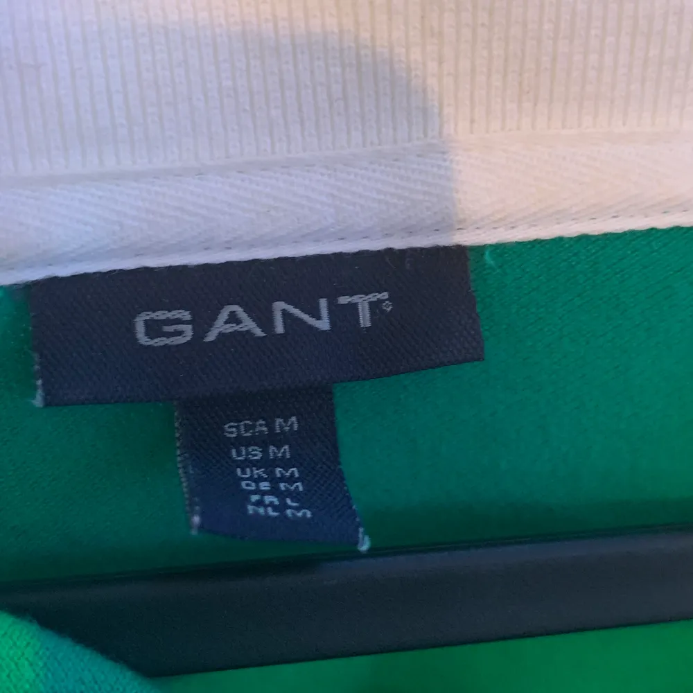 Grön vit randig gant skjorta,  ja pris kan diskuteras. Står ej för frakt. Skjortor.