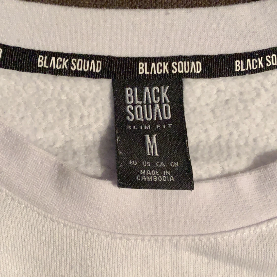 Vit tröja med guld tryck - 90