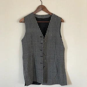 väst - rutig väst. Onesize. Pris kan diskuteras. Skicka gärna ett meddelande vid frågor! 