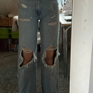 Byxor från hm - Säljer dessa as snygga slutsålda byxor ifrån hm sitter jättebra är en 36 men skulle passa en 38 också 