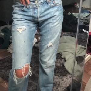 Ett par håliga Levi”s jeans som jag ÄLSKAR!! men som tyvärr behövs säljas pågrund av dem inte passar längre. Nypris 1199kr 💓