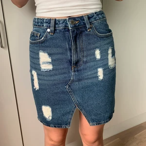 Jeans kjol  - En jeans kjol, i mörkt jeans. 