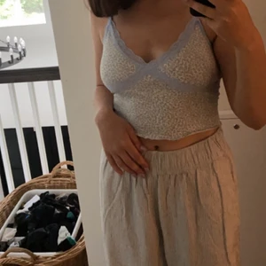 Linne - Jätte snyggt blommigt linne. I storlek S och knappt använd. Byxorna kan man även köpa om man vill! 50 kr för linnet och 150 kr för byxorna 