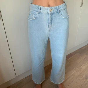 MOM JEANS - Mom jeans i en fin ljusblå färg 🧡💛