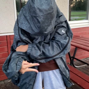 grå nike jacka - väldigt bra skick, använd några gånger, xl