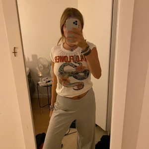 WILDFLOWER T-shirt från Leon & Harper - WILDFLOWER T-shirt från Leon & Harper i storlek XS. Passar XS/S/M. Använd fåtal gånger. Inga skavanker. Nyskick!! Frakt ingår ej i priset. Kan mötas upp i Stockholm ❤️‍🔥