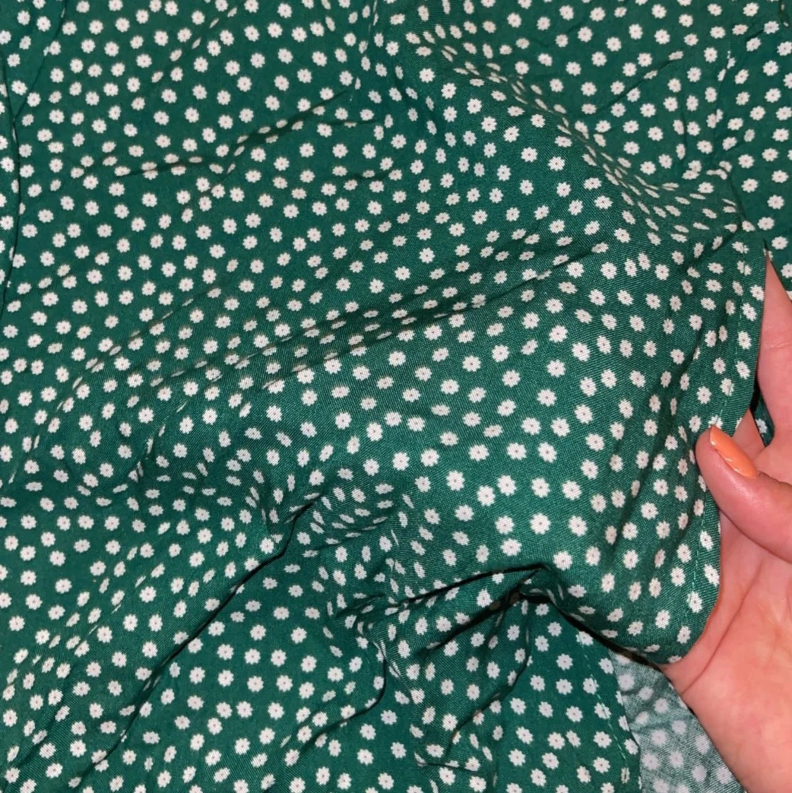 Grön blommig klänning med slits strl 34 - 90