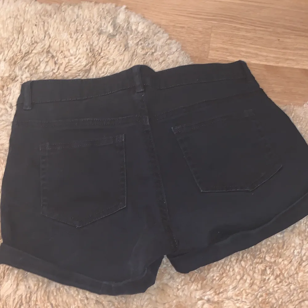 Ett par svarta jeans från hm . Shorts.