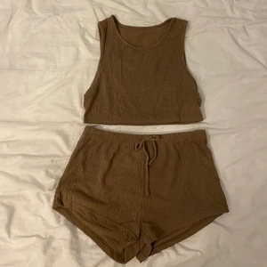 mysigt sovset - helt oanvänt och skulle nog säga att de är i storlek M och inte XL fastän det står så 💕