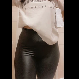 Skinnbyxor  - Skinnbyxor från shein. Aldrig använt, prislappen är kvar. Dem är jätte fina, formar och sitter bra på röven. de har en slits längst nere. Dem är stretchiga och har en dold dragkedja på sidan. Storlekn är XL men passar även L. Priset kan diskuteras.