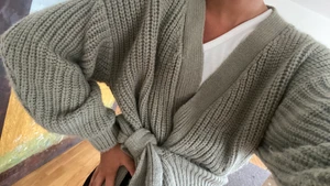 Stickad kofta från Zara - Fin stickad kofta med knyte i sidan. Lite större armar/ballongärm. Mycket gott skick, använd fåtal gånger. Från Zara i storlek M men passar mig som är en S och vill att den ska vara lite lite större.   Köparen står för frakten.  Skriv om det är några frågor🥰 Pris kan diskuteras.