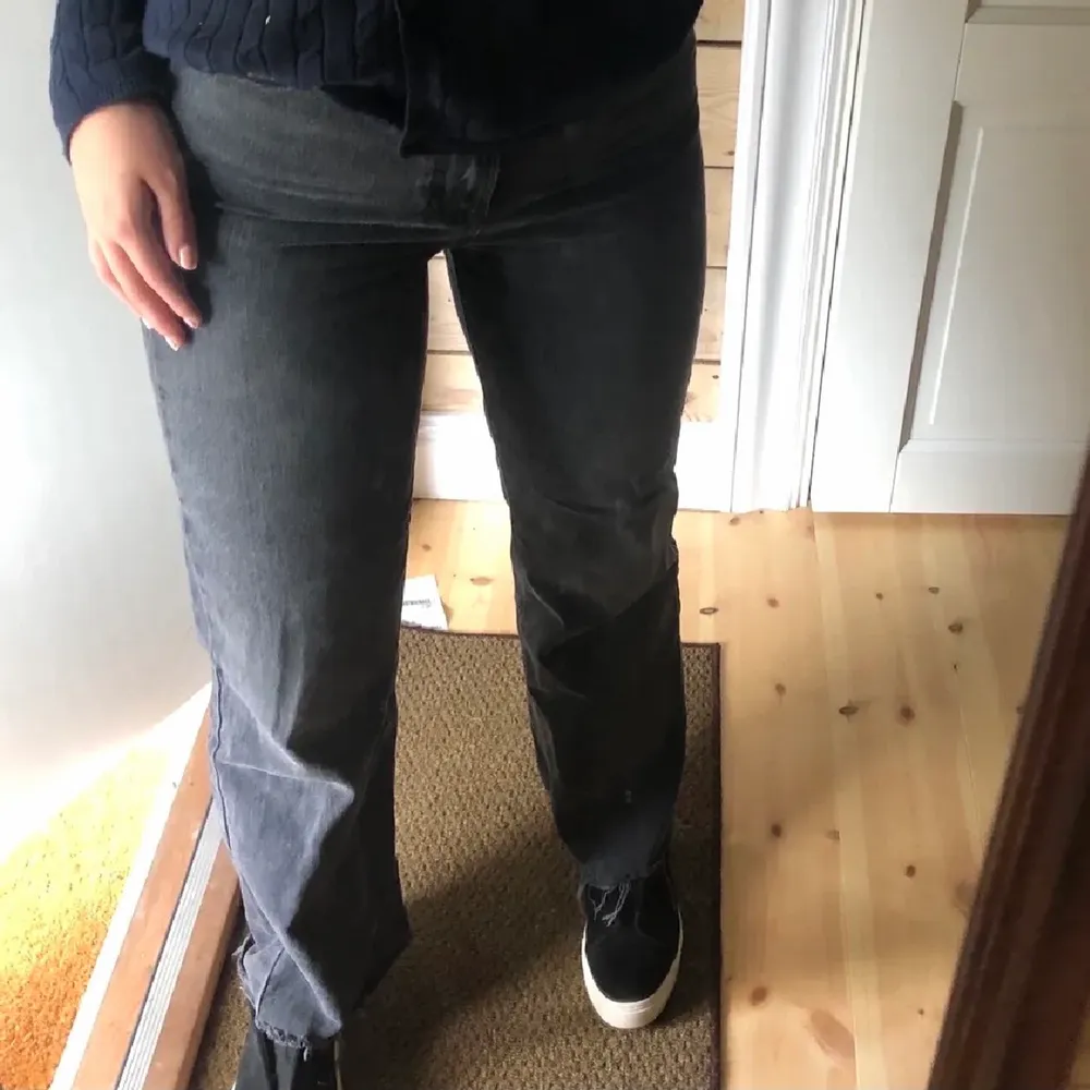Jättefina jeans från zara, nyligen köpta här på plick, säljs tyvärr pågrund utav de va fel storlek för mig!(lånade bilder). Jeans & Byxor.