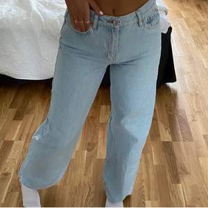 Ett par jätte snygga och sköna jeans från junkyard, jag är 165cm och dem är passar mig perfekt i längd. Sparsamt använda men fortfarande i väldigt bra skick. (Lånade bilder!)