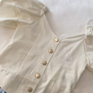 Helt ny topp  - En jättefin topp med guldknappar som fortfarande har prislappar på. Storlek: 36