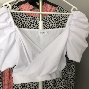 🤍Topp ifrån NA-KD 🤍 - Nu säljer jag denna jätte fina topp ifrån Nakd, storlek 36, användt 1 gång. Köpte för 400kr