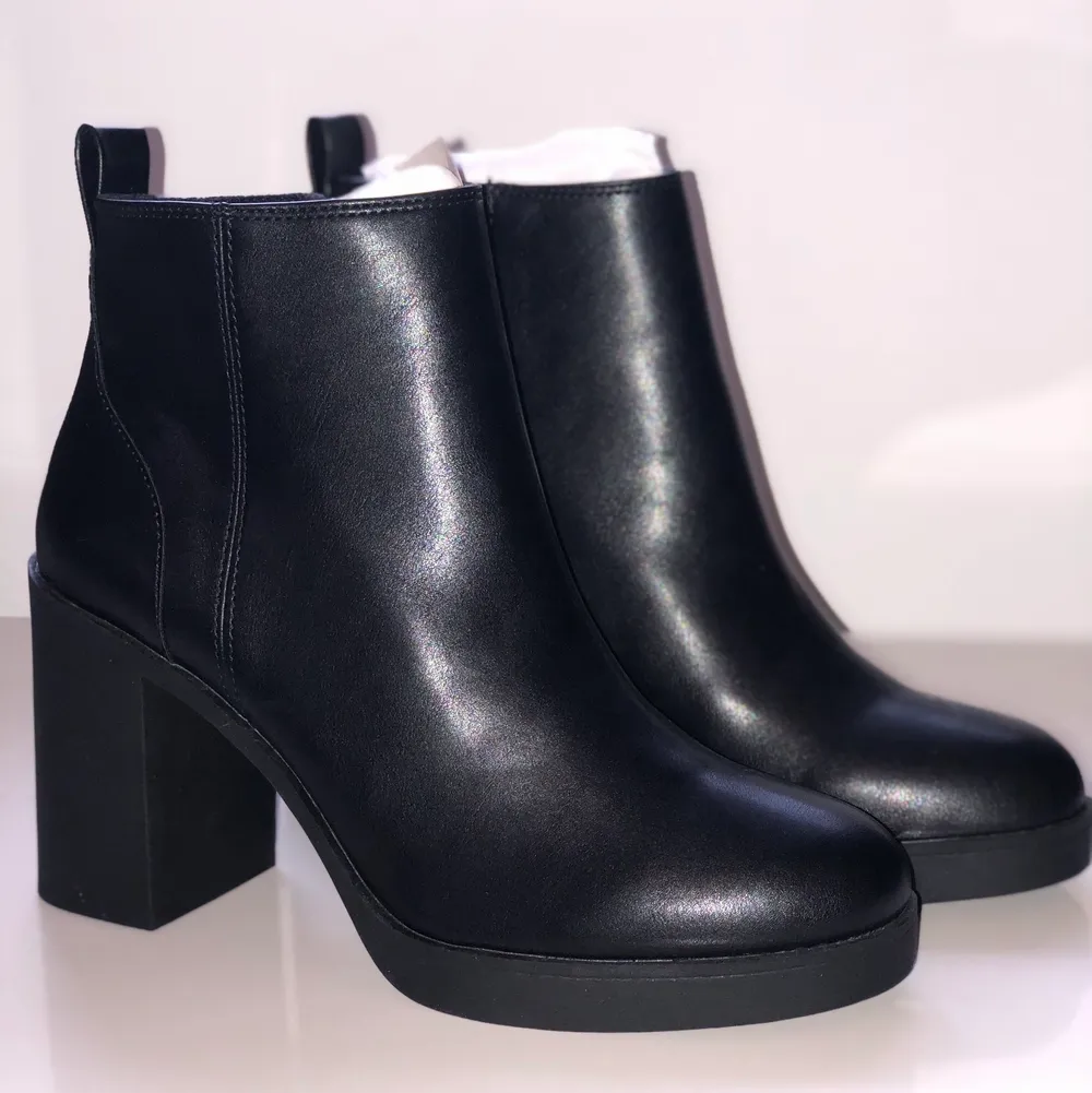 Ankelboots strl 38 från H&M, helt nyskick! Aldrig använda pga för liten storlek. Jag har storlek 38 i vanliga fall men dessa är mer storlek 37. De är i läderimitation och klacken är 9cm hög. Köpta för 299kr men säljes för 199kr. Prislapp samt påse kvar från köpet! Köparen står för frakt:). Skor.