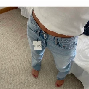 Midrise jeans zara - Lägger ut dessa jeans igen pga oseriös köpare! Storlek 34 och endast använda 1 gång. Högsta bud 600! KÖP DIREKT FÖR:750+frakt