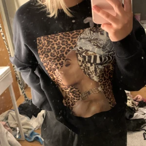 sweatshirt med tryck strl L - Jättefin sweatshirt med tryck från Salt som tyvärr inte kom till användning, nyskick 💘🙌🏻  Tröjan är väldigt liten i strl, och passar mig perfekt som normalt är en S/M